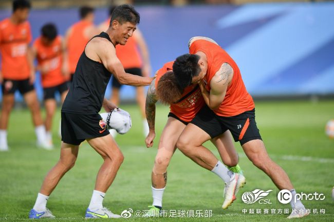 球迷三写道：“瓜迪奥拉应该专注于半场谈话，而不是斥责裁判。